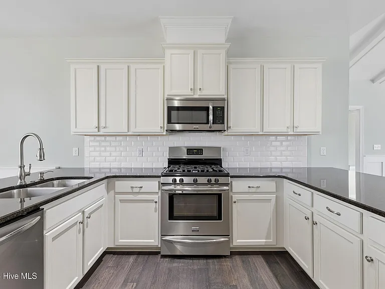 359 Hanover Lakes Dr — Photo 8