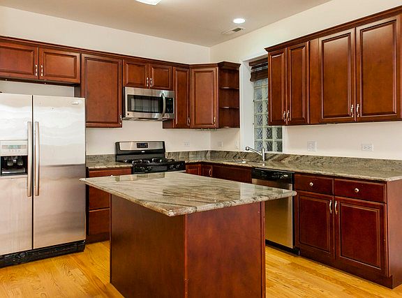 2nd image of 1449 W Fullerton Ave APT 2