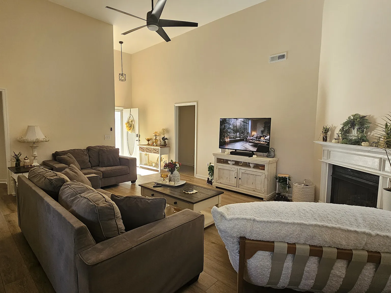 4 bed, 1600 sqft, $2,550 — Photo 2