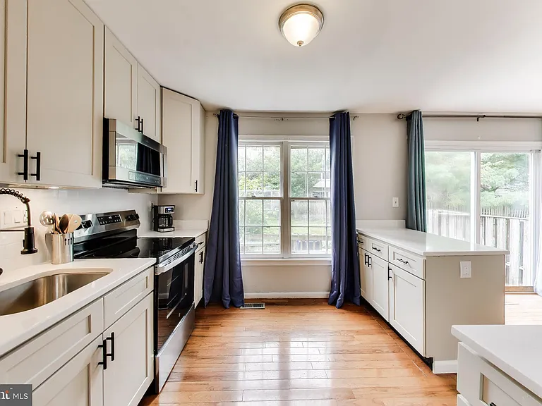 10075 Maple Leaf Dr — Photo 7
