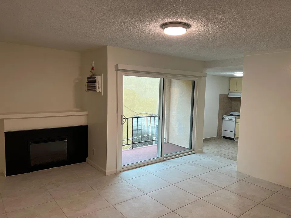 1552 N Mariposa Ave #5