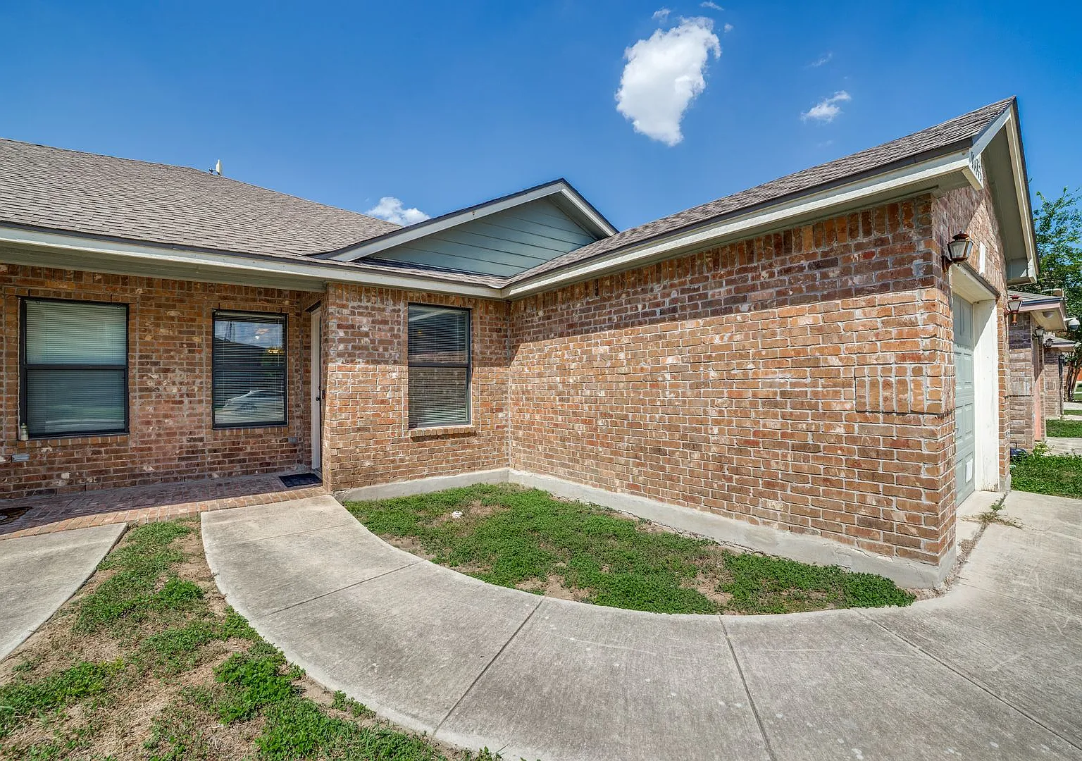 3-Bedroom Duplex In Dove Meadow — Photo 2