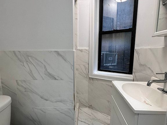 5th image of 435 W 46th St APT 4FW
