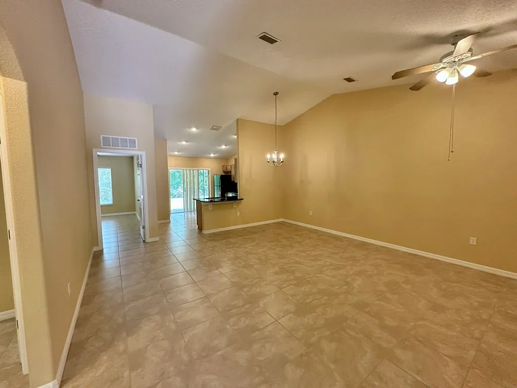 3 bed, 1211 sqft, $1,600 — Photo 2