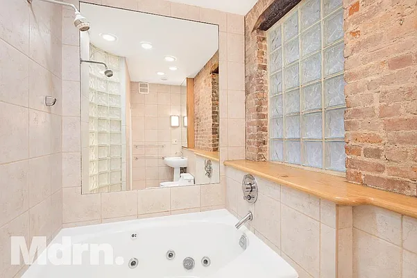 Sold by Mdrn Residential | media 7