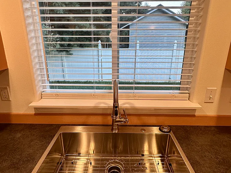 414 Louis Ln — Photo 7