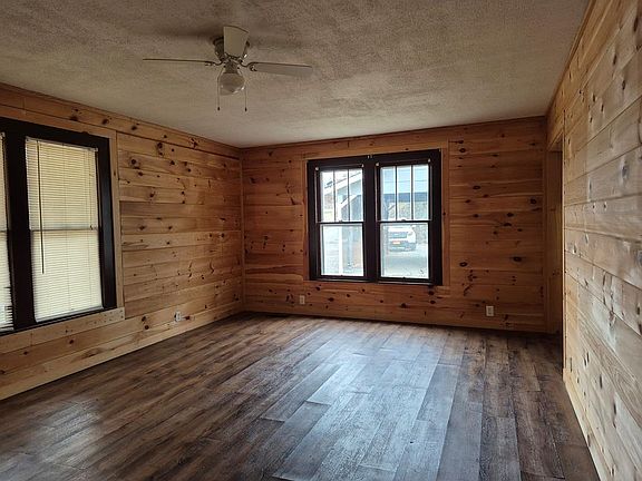 5th image of 160 Kingtown St