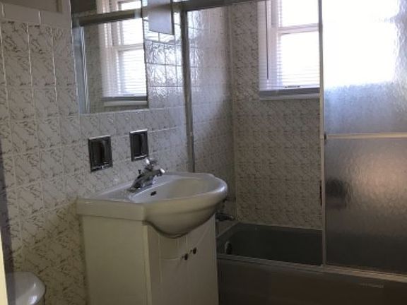 3rd image of 2618 W Cornelia Ave