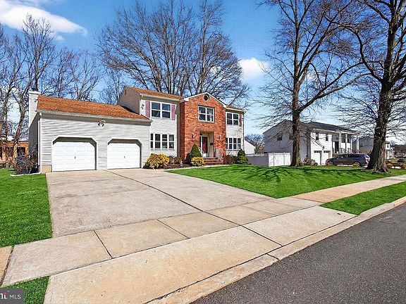 2nd image of 829 Cranbury Cross Rd