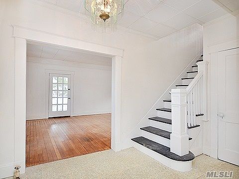 3rd image of 110 Dubois Ave
