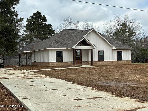 3rd image of 529 NE Fairlawn Trl