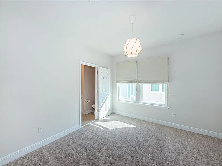 815 Burlington Ave N — Photo 15