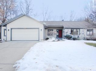 3910 Summit View Dr NE, Grand Rapids, MI 49525