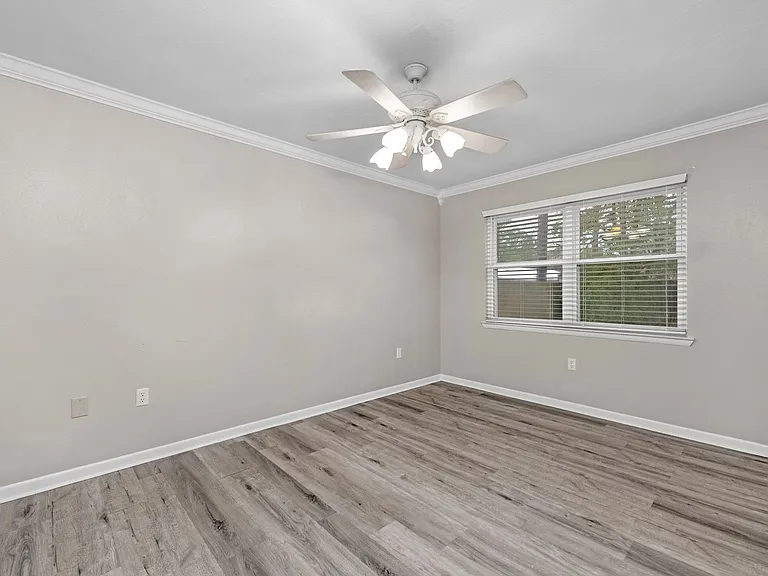 823 Meadow Ln — Photo 13