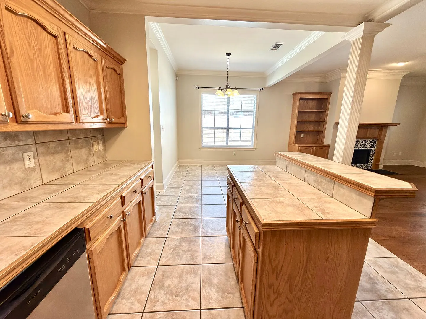 Inviting 3 Bedroom Home Minutes from Bluebonnet — Photo 3