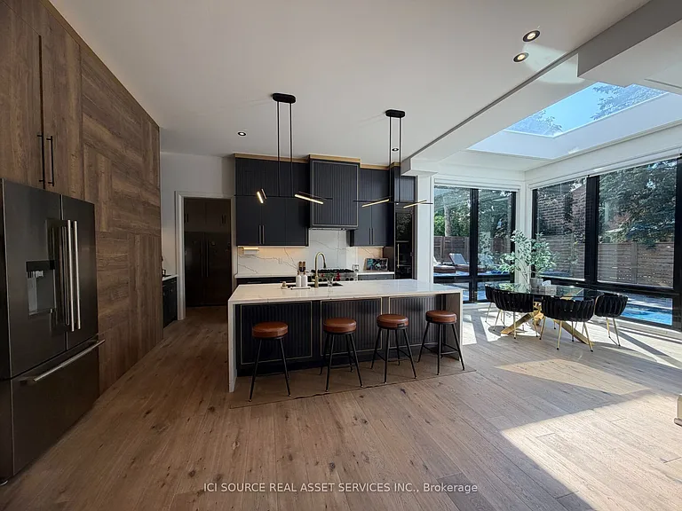 211 Kennedy St W — Photo 5