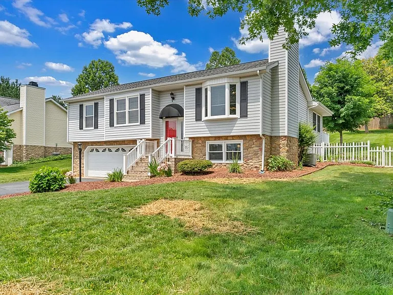 1905 Summerfield Dr — Photo 3