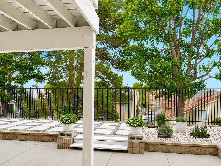 16068 Crestline Dr — Photo 9