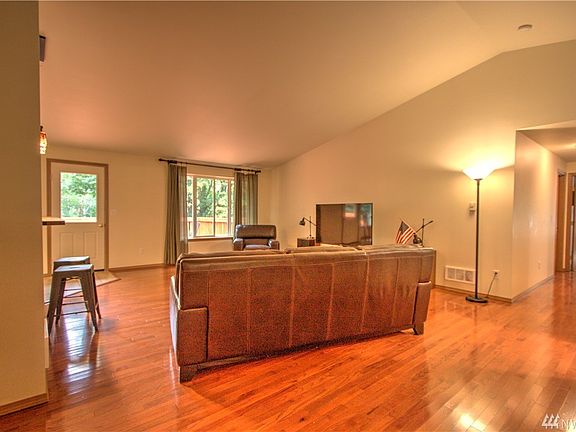 3rd image of 131 Ridgemont Rd