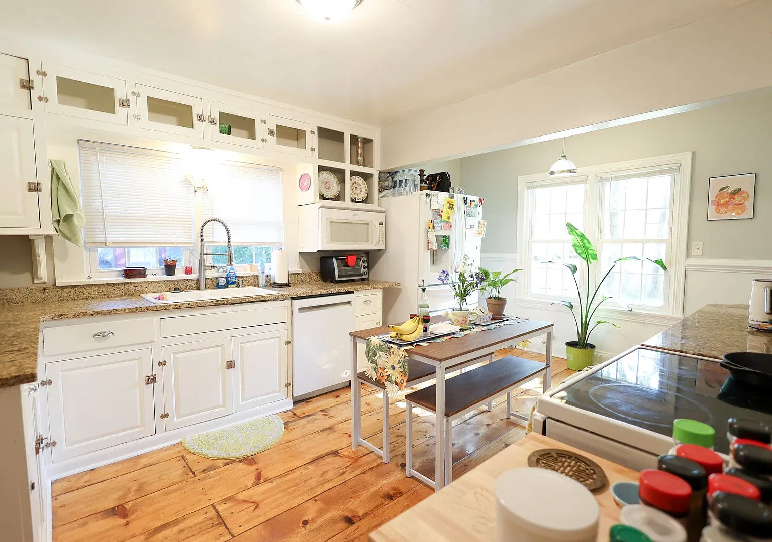 Charming 4BR/2BA Home Near MSU Huge Bedrooms, Fenced Yard + Off-Street Parking! — Photo 2