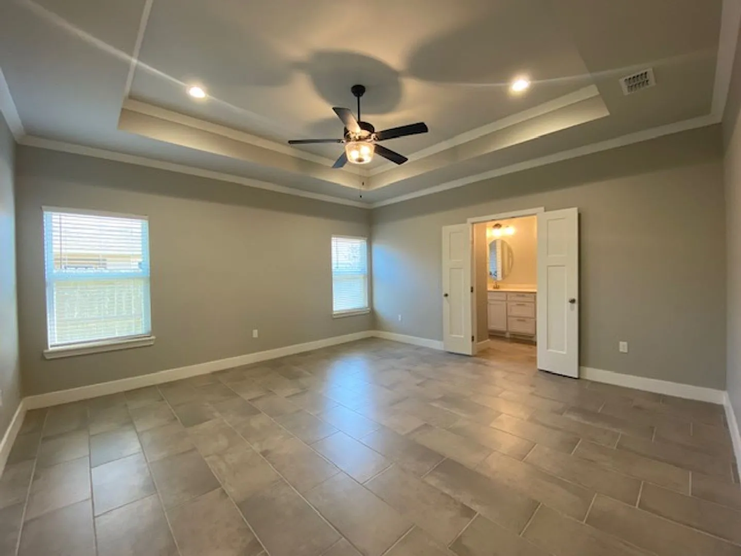 Stunning Southside Home w/ Solar Panels! — Photo 4