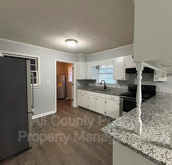 513 W Jones Ave — Photo 4