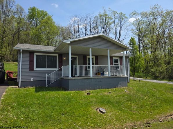 226 Woodlawn Dr, Shinnston, WV 26431