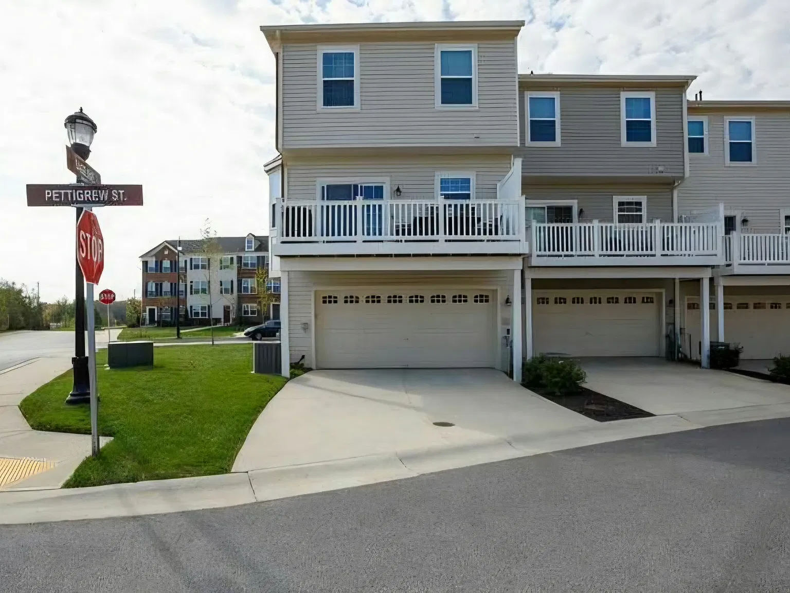 4 bed, 2.5 bath, 1714 sqft, $3,250 — Photo 2