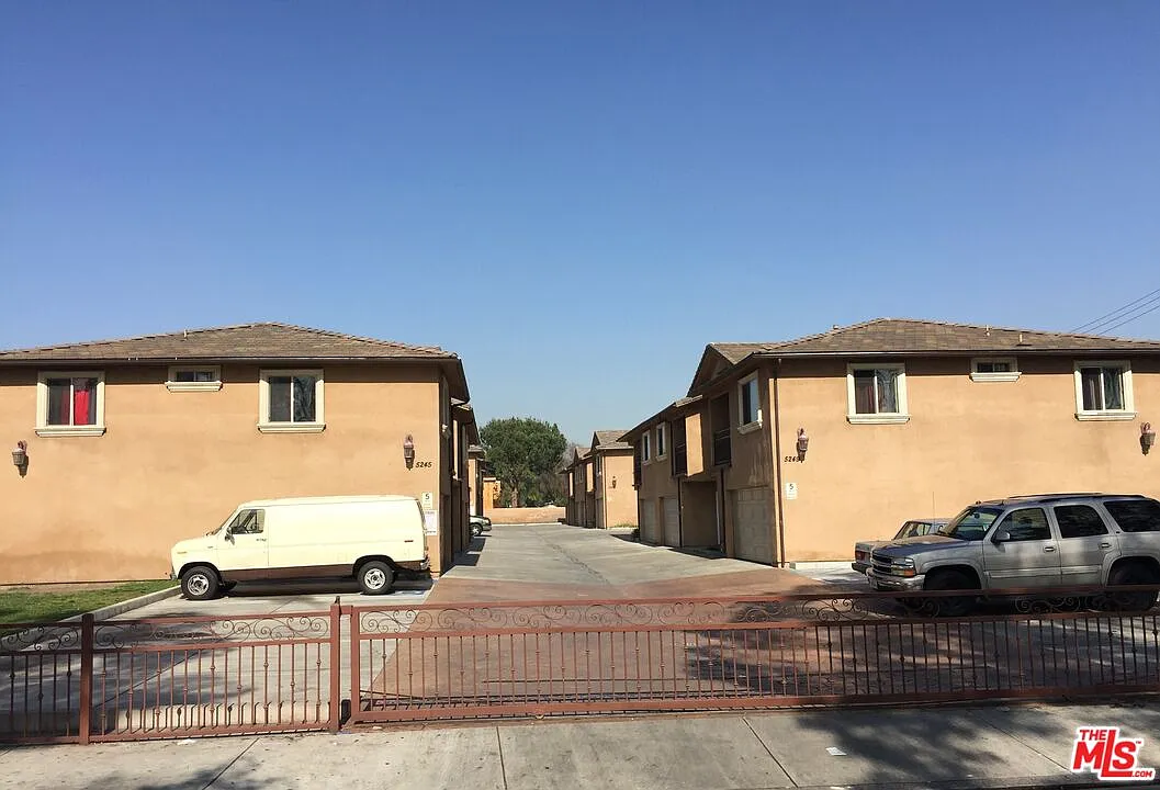 3 bed, 2.5 bath, 1568 sqft, $3,500 — Photo 2