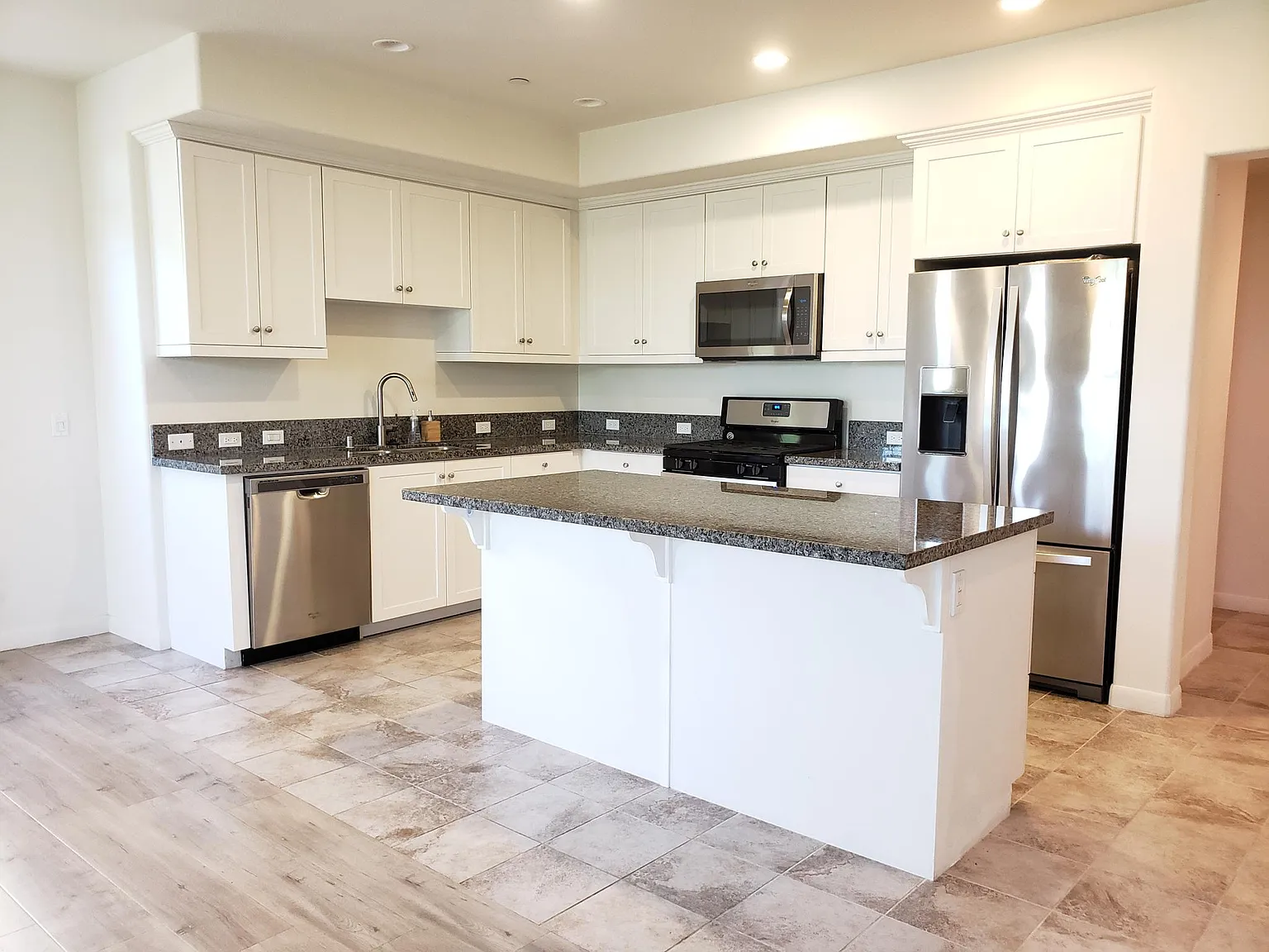 2 bed, 2.5 bath, 1837 sqft, $4,000 — Photo 2