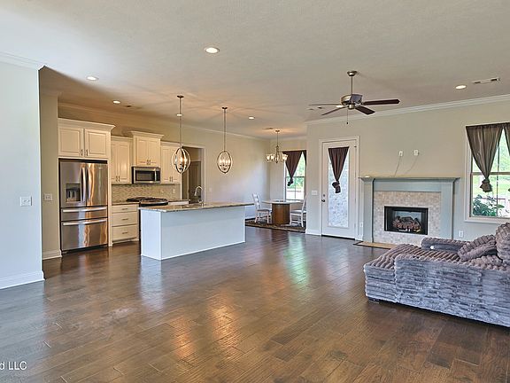 3rd image of 359 Emerald Way