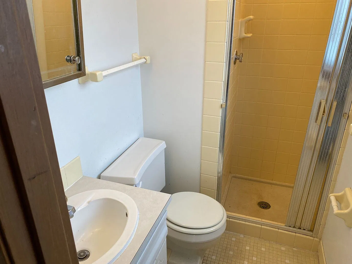 Colonial Apartments — Photo 3