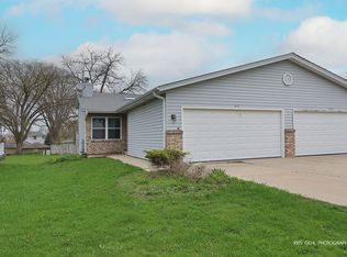 972 Pleasant St, Woodstock, IL 60098