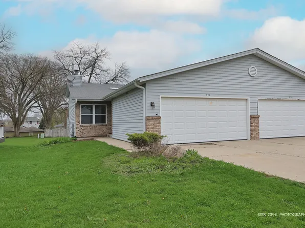 972 Pleasant St, Woodstock, IL 60098