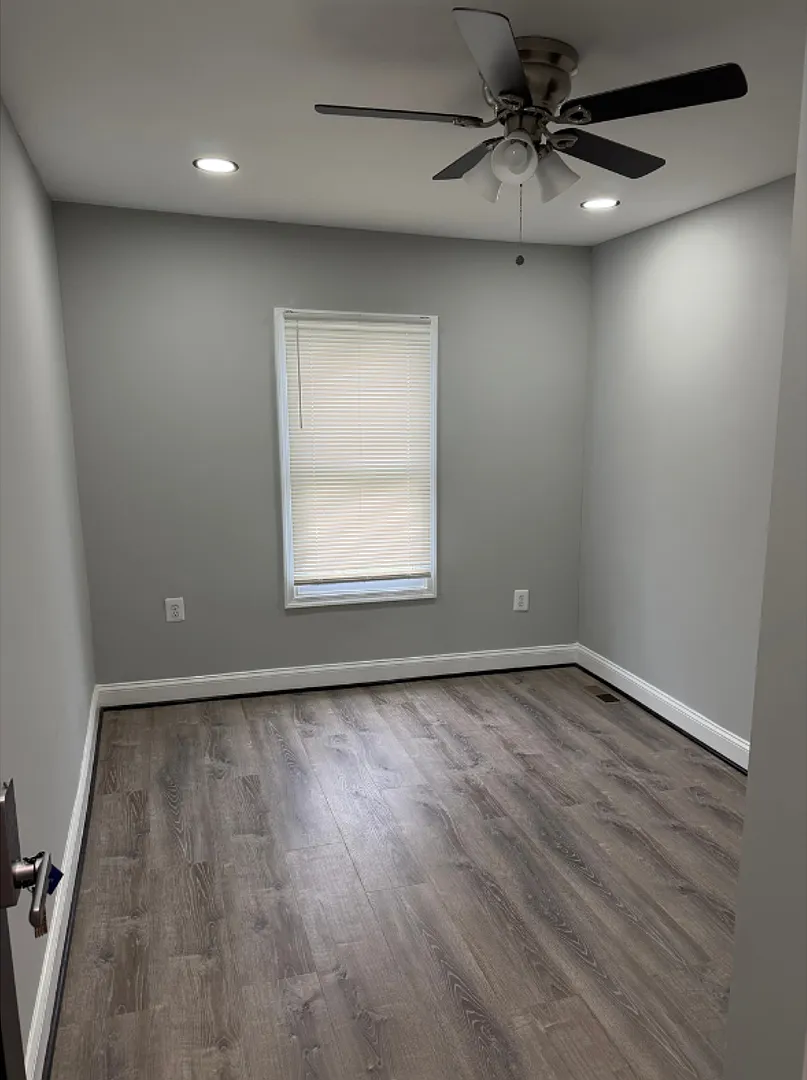 1106 N Lakewood Ave $650 Available (Shared Bath) — Photo 4