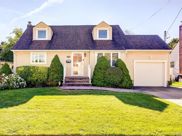 35 Jackson Avenue, Bethpage, NY 11714