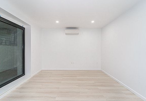 4th image of 21-34 33rd St #L
