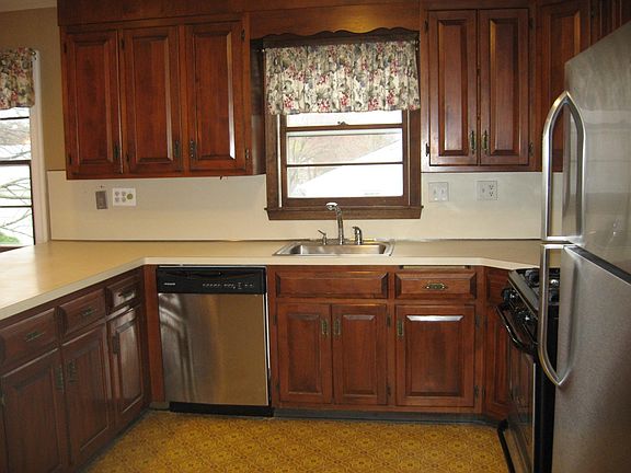 Wonderful eat-in kitchen with stainless steel appliances