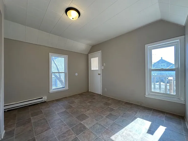 598 Rose Ave E — Photo 6