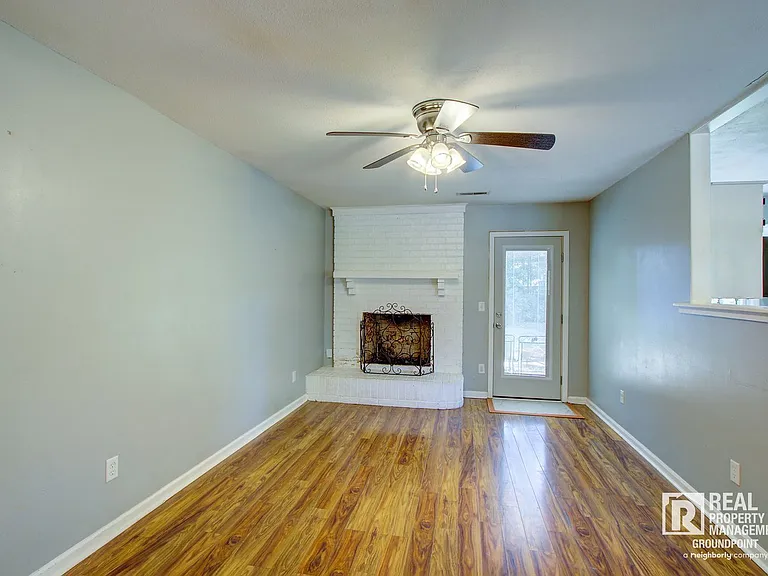 443 Robin Dr — Photo 3