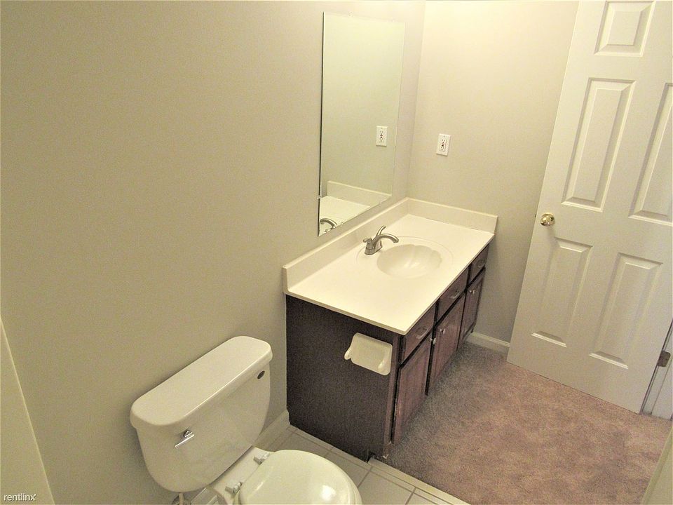 Upstairs Hall Bathroom (2)