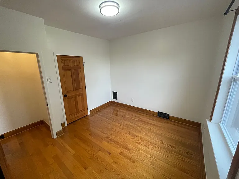 3 Unit Apartment Building in the Heart of the Bellevue area of Pittsburgh — Photo 22