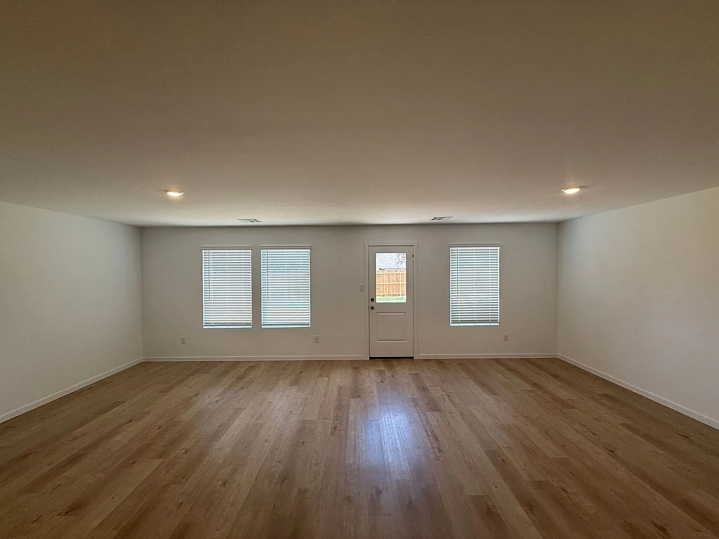 Beautiful Brand New 4 Bedroom 2 Bath Home in Mustang Schools — Photo 3
