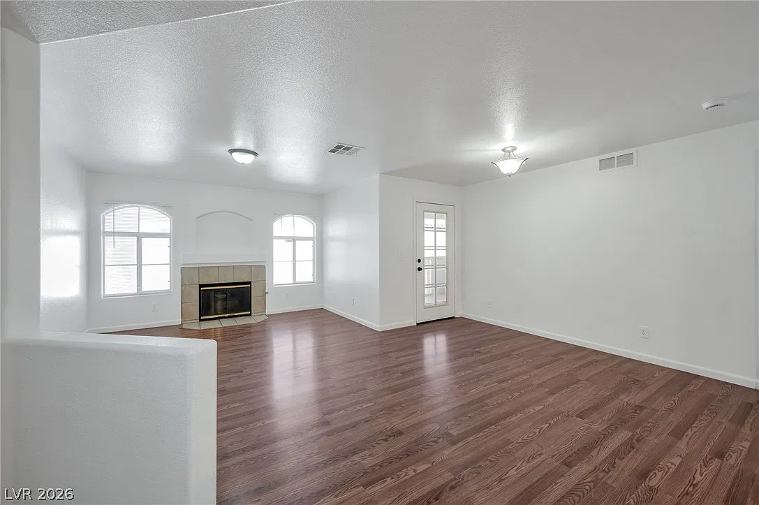2 bed, 2.0 bath, 1073 sqft, $1,200 — Photo 2