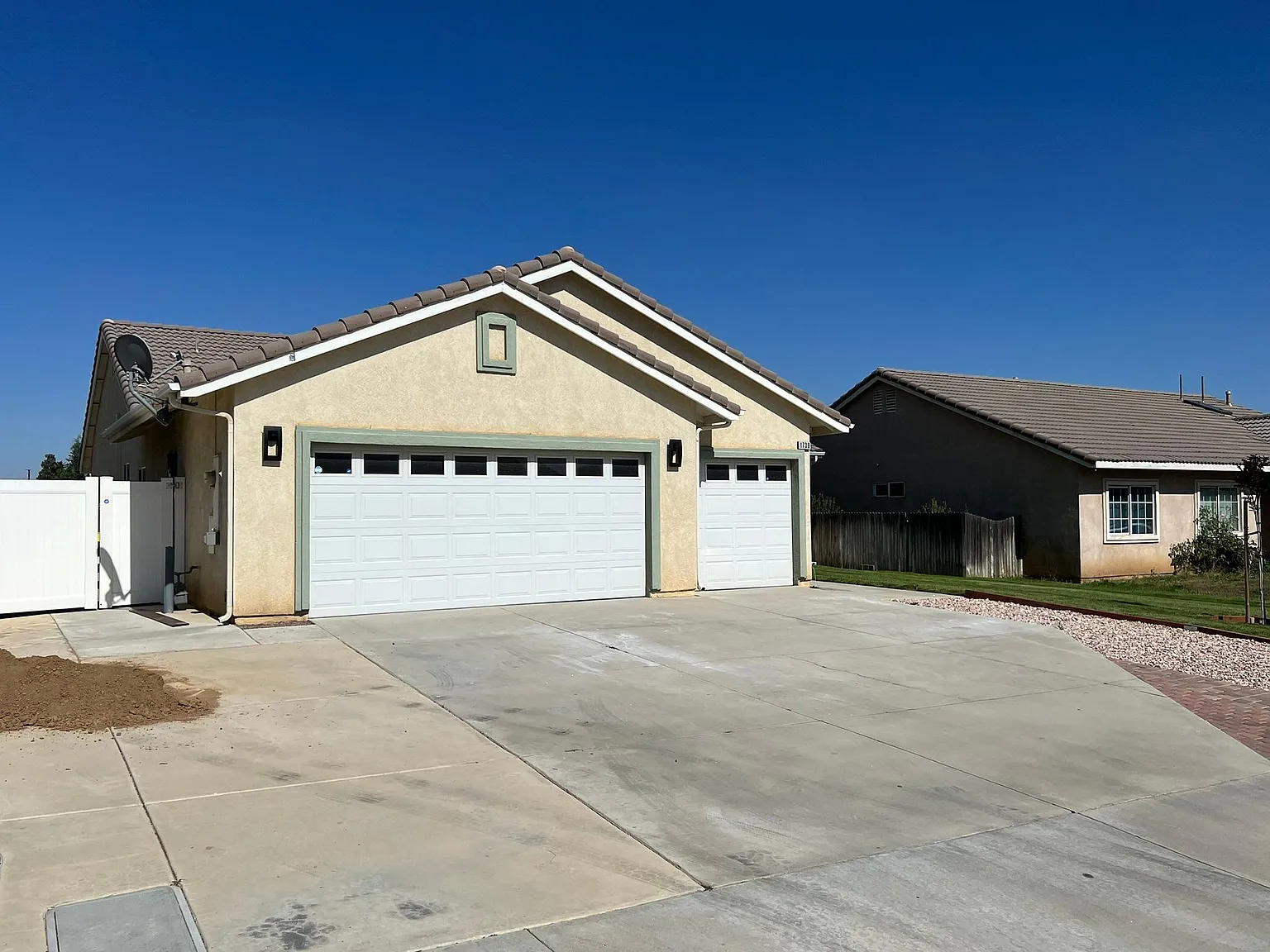 1738 Shane Ln — Photo 3