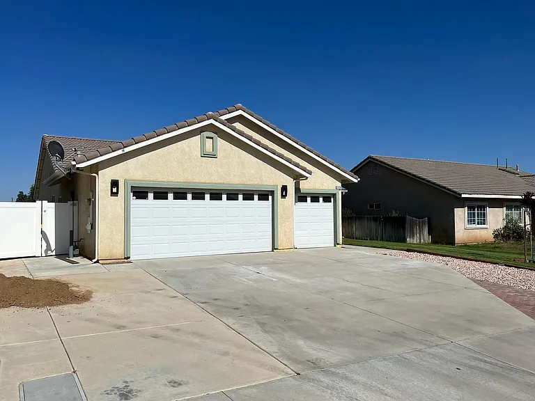 1738 Shane Ln — Photo 3