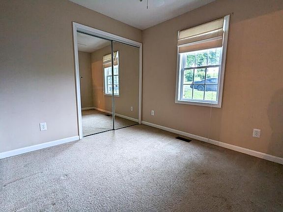 5th image of 726 Crestwood Cir