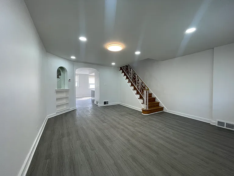 1950 Devereaux Ave — Photo 12