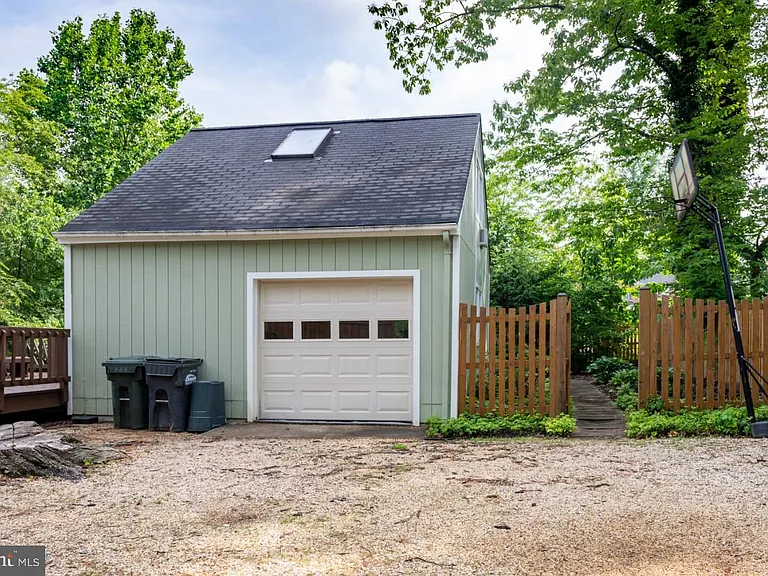 2031 Hillside Dr — Photo 5