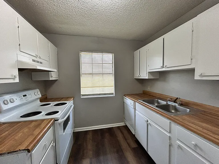 2710 S Taft St — Photo 14